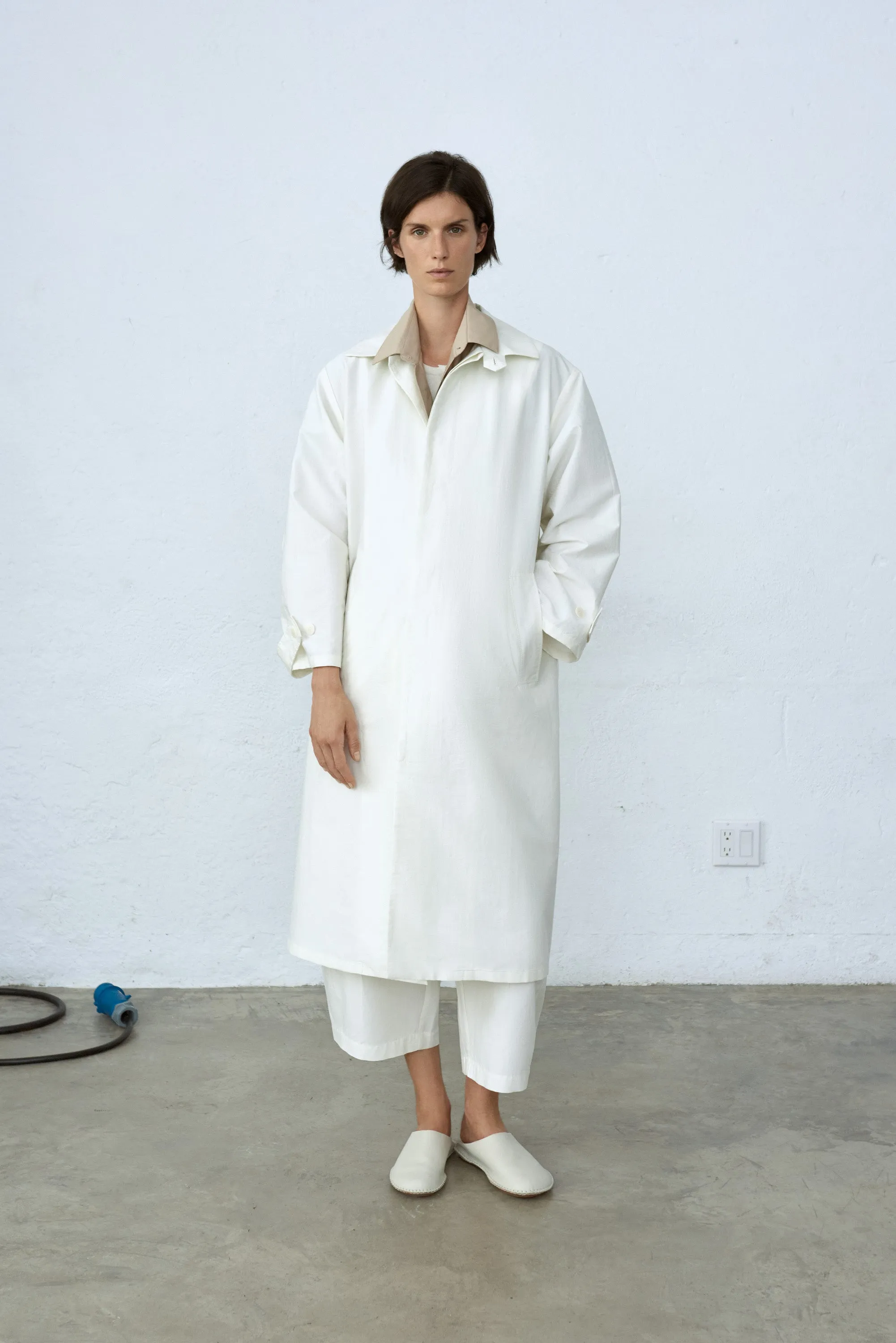 LIGHT TRENCH COAT - WHITE