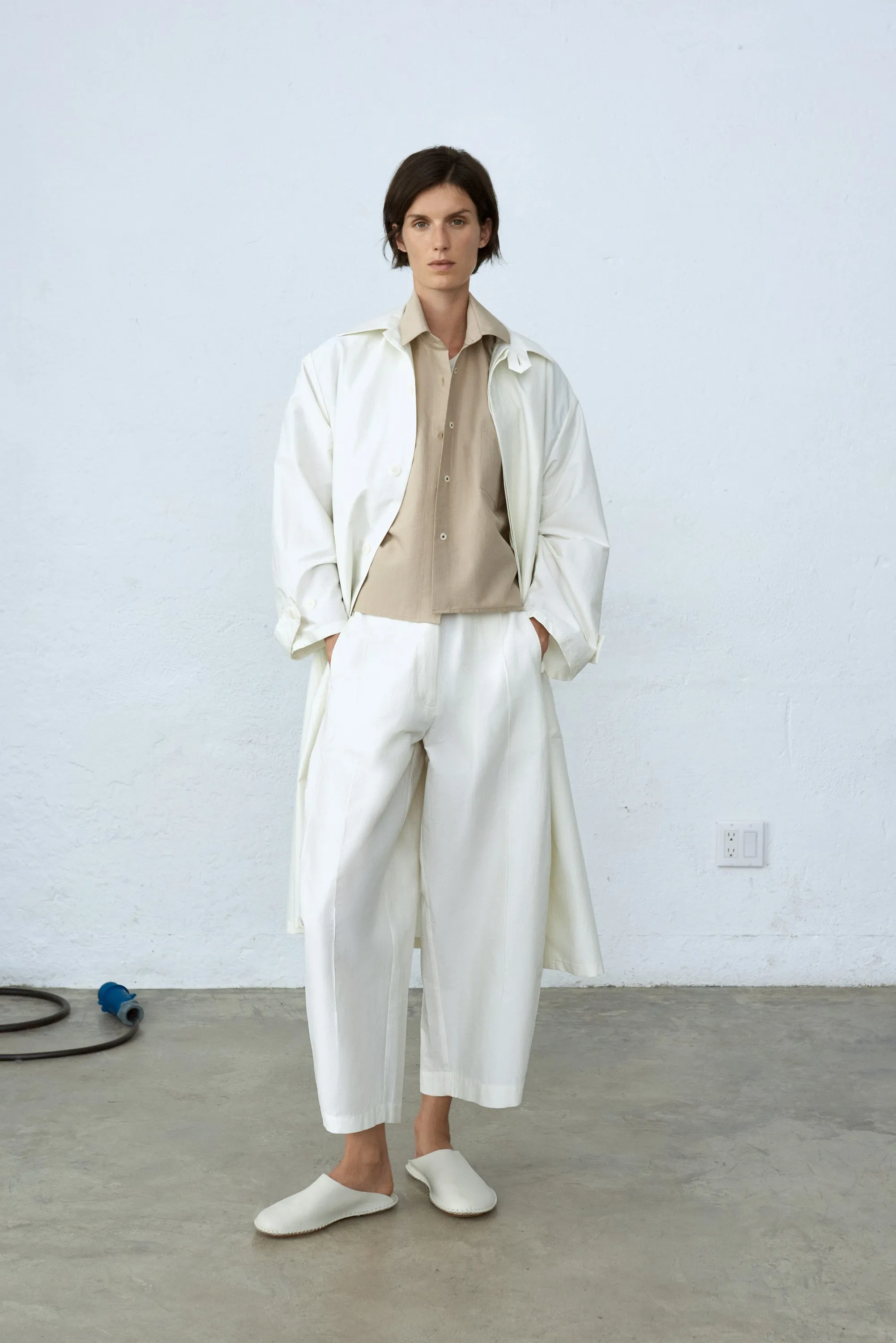 LIGHT TRENCH COAT - WHITE